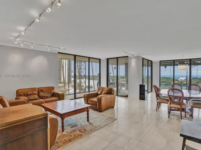 2-bedroom condo for sale in Aventura - 19355 Turnberry Way 8K - MondialRealty