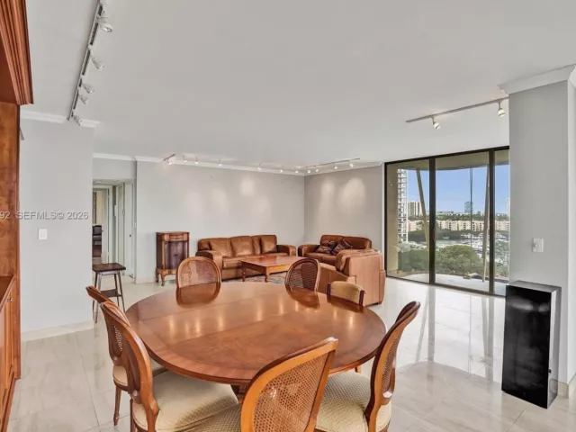 2-bedroom condo for sale in Aventura - 19355 Turnberry Way 8K - MondialRealty
