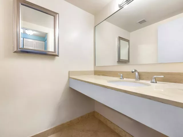 1-bedroom condo for sale in Hallandale Beach - 1950 S Ocean Drive PHB - MondialRealty