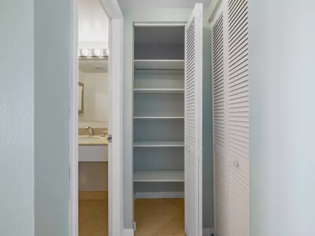 1-bedroom condo for sale in Hallandale Beach - 1950 S Ocean Drive PHB - MondialRealty