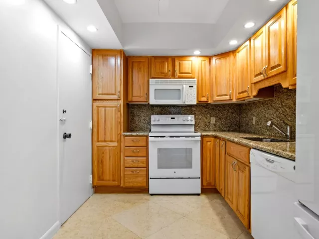 1-bedroom condo for sale in Hallandale Beach - 1950 S Ocean Drive PHB - MondialRealty