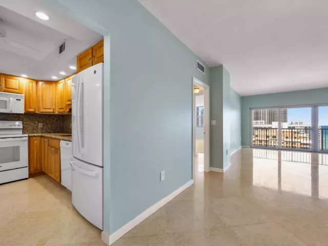 1-bedroom condo for sale in Hallandale Beach - 1950 S Ocean Drive PHB - MondialRealty