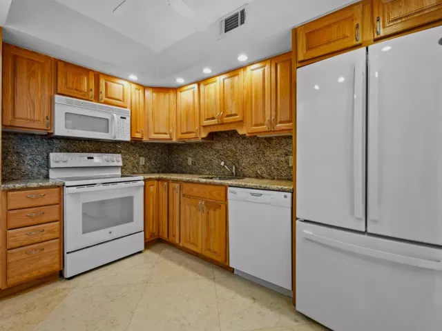 1-bedroom condo for sale in Hallandale Beach - 1950 S Ocean Drive PHB - MondialRealty