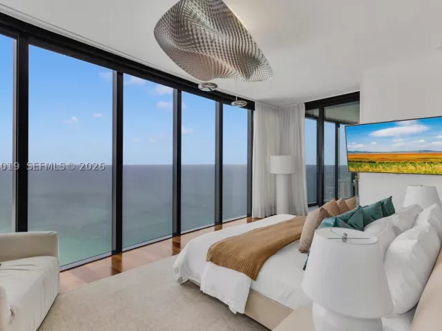 4-bedroom condo for sale in Sunny Isles Beach - 18555 Collins Ave 4605 - MondialRealty