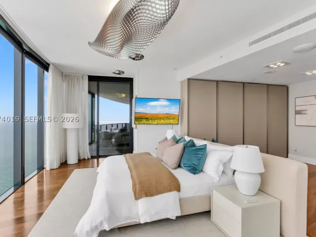 4-bedroom condo for sale in Sunny Isles Beach - 18555 Collins Ave 4605 - MondialRealty
