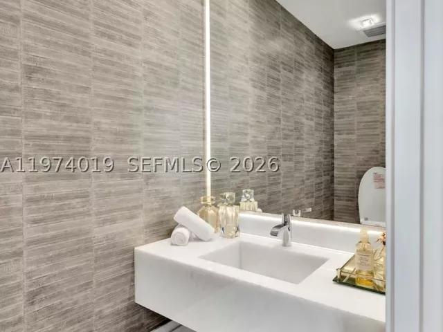 4-bedroom condo for sale in Sunny Isles Beach - 18555 Collins Ave 4605 - MondialRealty