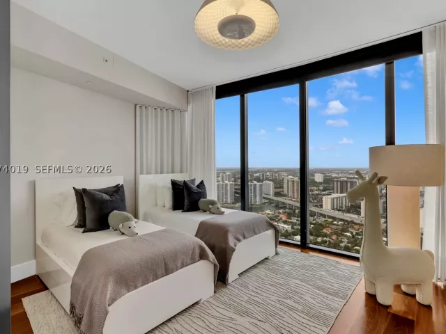 4-bedroom condo for sale in Sunny Isles Beach - 18555 Collins Ave 4605 - MondialRealty