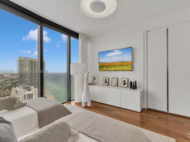 4-bedroom condo for sale in Sunny Isles Beach - 18555 Collins Ave 4605 - MondialRealty