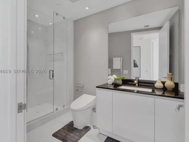 4-bedroom condo for sale in Sunny Isles Beach - 18555 Collins Ave 4605 - MondialRealty