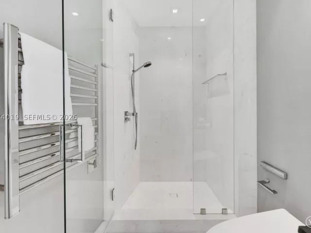 4-bedroom condo for sale in Sunny Isles Beach - 18555 Collins Ave 4605 - MondialRealty