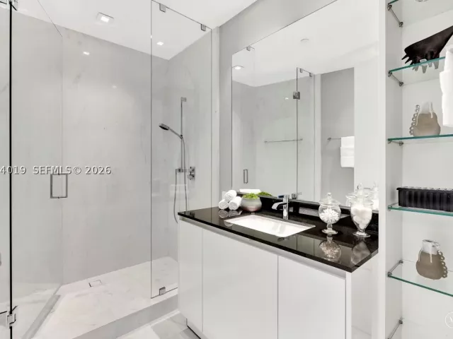 4-bedroom condo for sale in Sunny Isles Beach - 18555 Collins Ave 4605 - MondialRealty