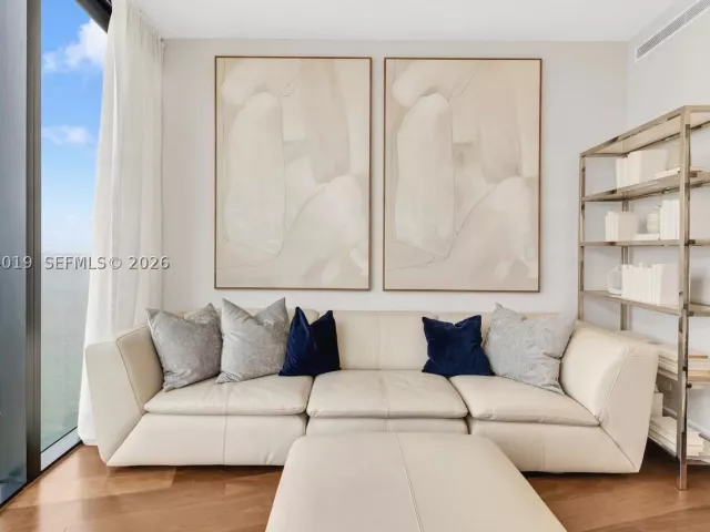 4-bedroom condo for sale in Sunny Isles Beach - 18555 Collins Ave 4605 - MondialRealty