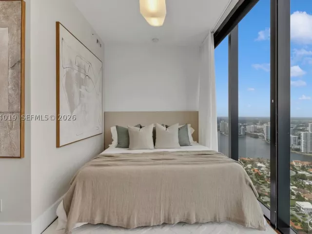 4-bedroom condo for sale in Sunny Isles Beach - 18555 Collins Ave 4605 - MondialRealty