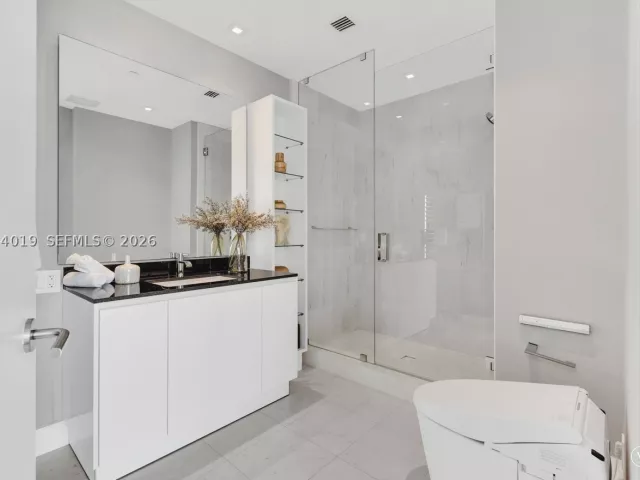 4-bedroom condo for sale in Sunny Isles Beach - 18555 Collins Ave 4605 - MondialRealty