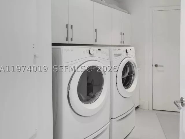 4-bedroom condo for sale in Sunny Isles Beach - 18555 Collins Ave 4605 - MondialRealty
