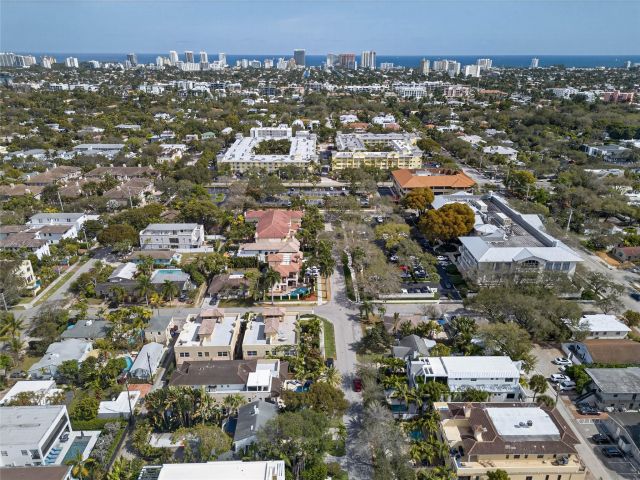 4-bedroom home for rent in Fort Lauderdale - 1215 NE 1st Street - MondialRealty
