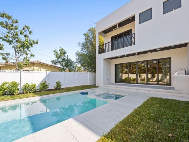 Home for sale at 1135 NE 11th Ave - photo 7504552