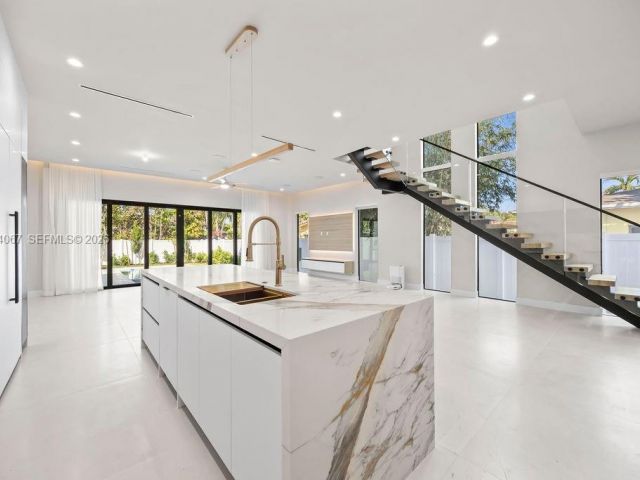 Home for sale at 1135 NE 11th Ave - photo 7504553