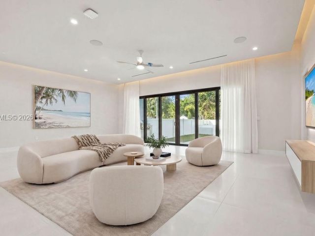 Home for sale at 1135 NE 11th Ave - photo 7504561