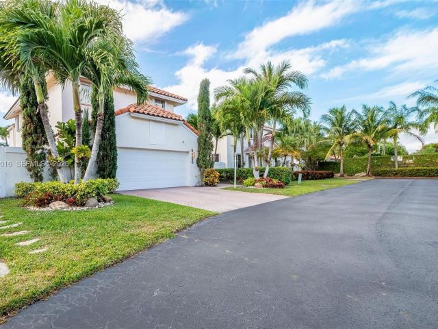 4-bedroom home for sale in Doral - 5186 NW 106th Ave - MondialRealty