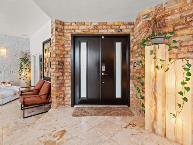 4-bedroom home for sale in Doral - 5186 NW 106th Ave - MondialRealty