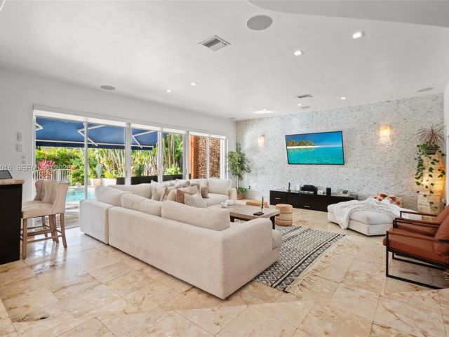 4-bedroom home for sale in Doral - 5186 NW 106th Ave - MondialRealty