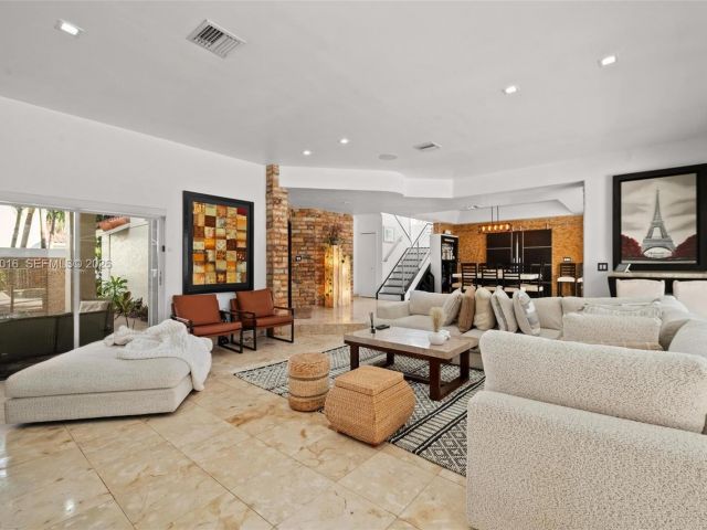 4-bedroom home for sale in Doral - 5186 NW 106th Ave - MondialRealty