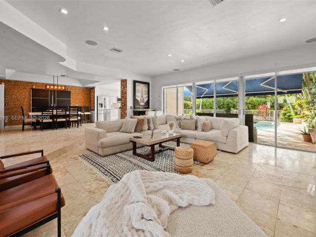 4-bedroom home for sale in Doral - 5186 NW 106th Ave - MondialRealty