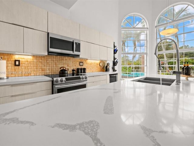 4-bedroom home for sale in Doral - 5186 NW 106th Ave - MondialRealty