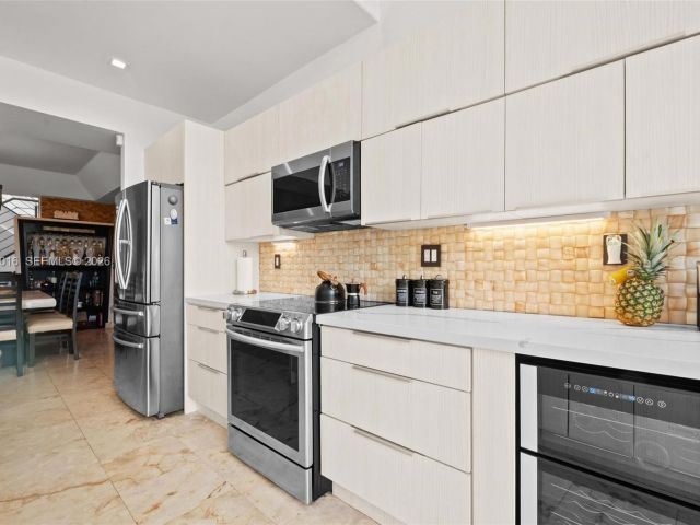 4-bedroom home for sale in Doral - 5186 NW 106th Ave - MondialRealty