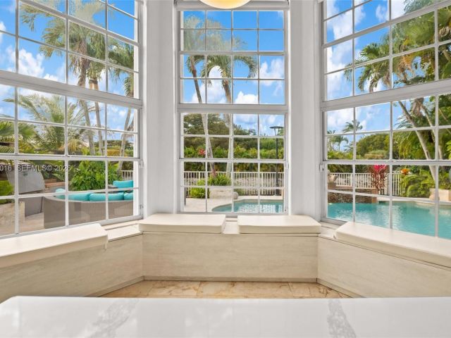 4-bedroom home for sale in Doral - 5186 NW 106th Ave - MondialRealty