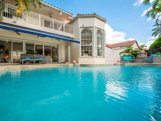 4-bedroom home for sale in Doral - 5186 NW 106th Ave - MondialRealty