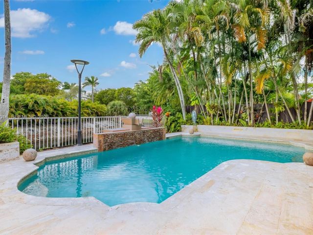 4-bedroom home for sale in Doral - 5186 NW 106th Ave - MondialRealty