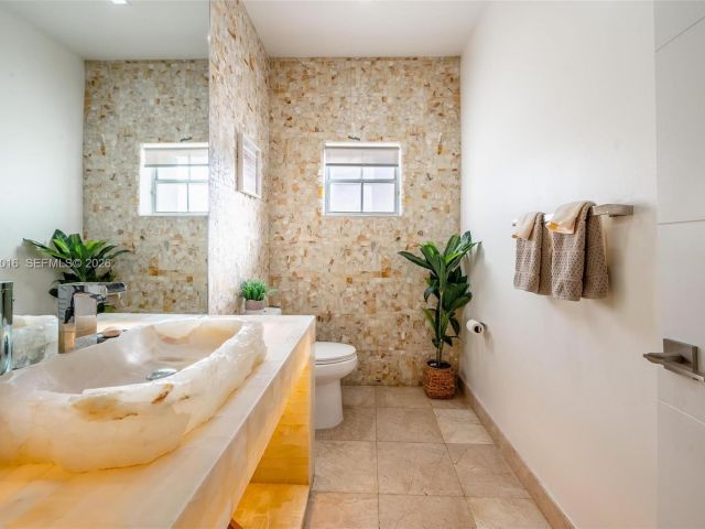 4-bedroom home for sale in Doral - 5186 NW 106th Ave - MondialRealty