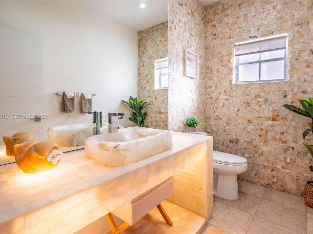 4-bedroom home for sale in Doral - 5186 NW 106th Ave - MondialRealty