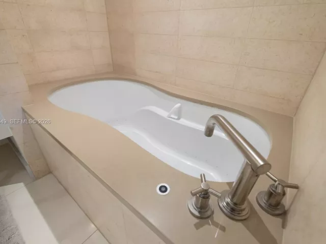 2-bedroom condo for rent in Miami Beach - 6801 Collins Ave LPH06 Doorlph14 - MondialRealty