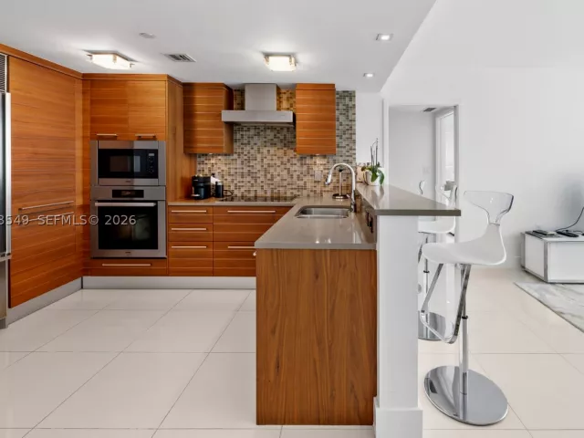 2-bedroom condo for rent in Miami Beach - 6801 Collins Ave LPH06 Doorlph14 - MondialRealty