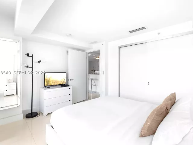 2-bedroom condo for rent in Miami Beach - 6801 Collins Ave LPH06 Doorlph14 - MondialRealty
