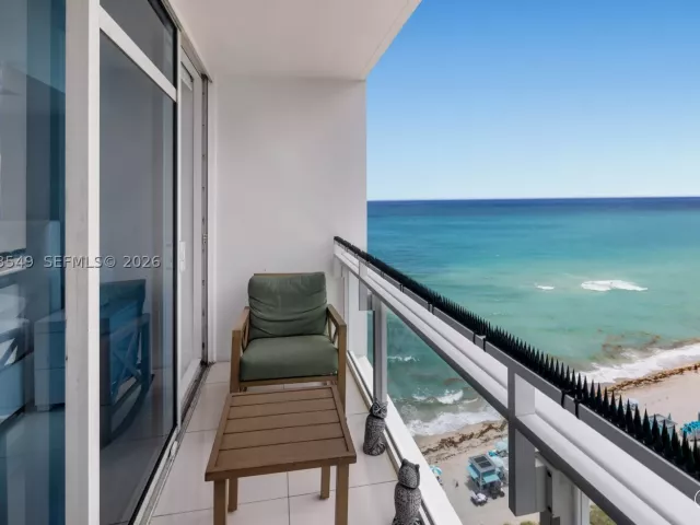 2-bedroom condo for rent in Miami Beach - 6801 Collins Ave LPH06 Doorlph14 - MondialRealty