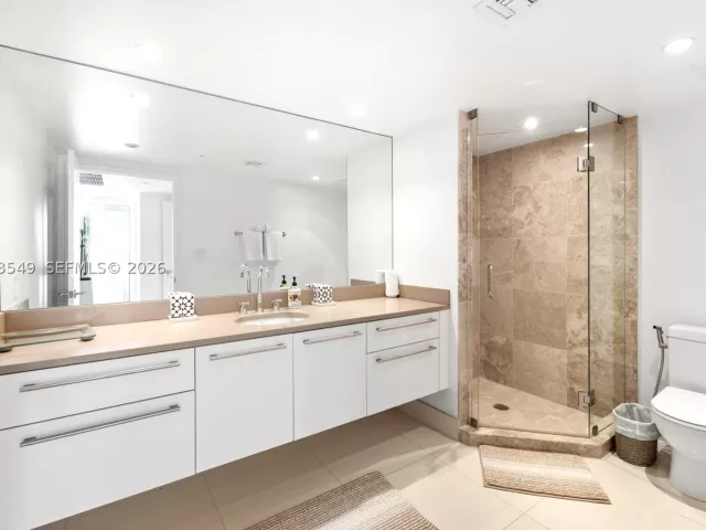 2-bedroom condo for rent in Miami Beach - 6801 Collins Ave LPH06 Doorlph14 - MondialRealty