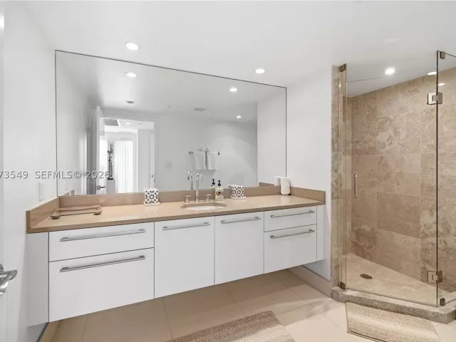 2-bedroom condo for rent in Miami Beach - 6801 Collins Ave LPH06 Doorlph14 - MondialRealty