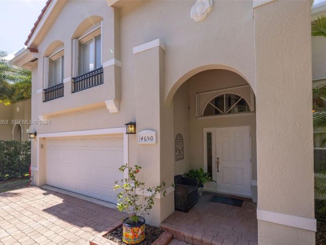 4-bedroom home for sale in Doral - 4650 NW 109th Ct - MondialRealty