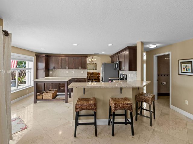 4-bedroom home for sale in Doral - 4650 NW 109th Ct - MondialRealty