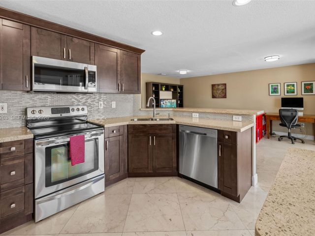 4-bedroom home for sale in Doral - 4650 NW 109th Ct - MondialRealty