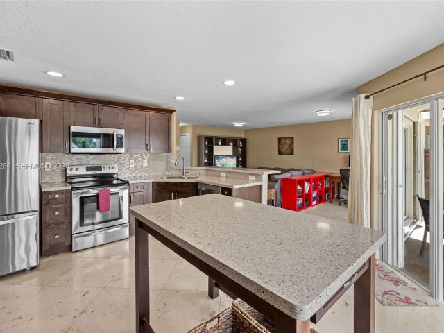 4-bedroom home for sale in Doral - 4650 NW 109th Ct - MondialRealty