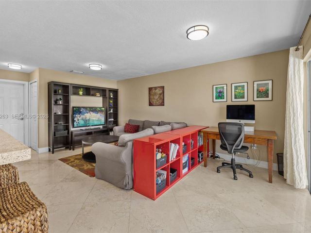 4-bedroom home for sale in Doral - 4650 NW 109th Ct - MondialRealty