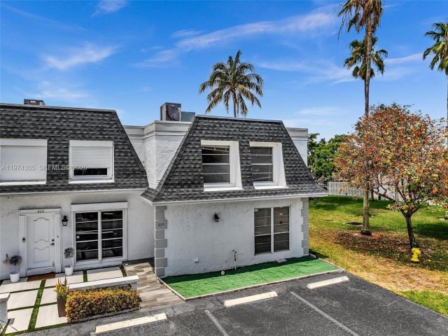 Home for rent at 825 NE 26th Ave - photo 7462288