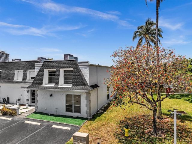 Home for rent at 825 NE 26th Ave - photo 7462289