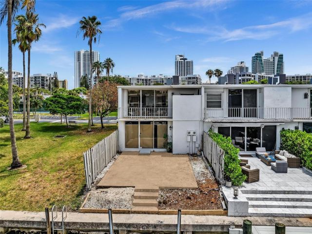 Home for rent at 825 NE 26th Ave - photo 7462292