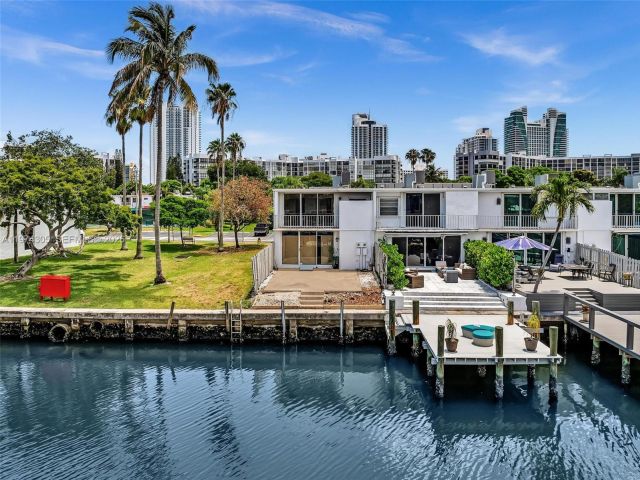 Home for rent at 825 NE 26th Ave - photo 7462293